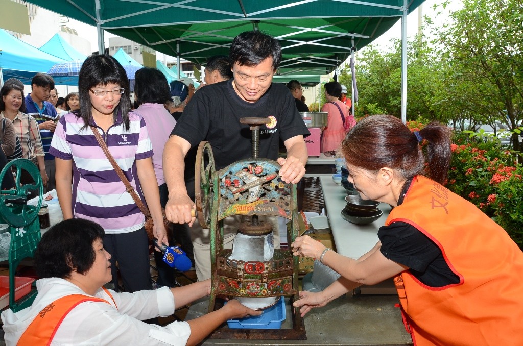 民眾冒雨吃「陶碗冰」，2015南投陶藝節開幕。(記者張彥勳攝)