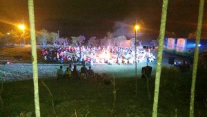 年輕學生舉辦營火晚會，享受大自然的薰陶。（記者張良舜攝）